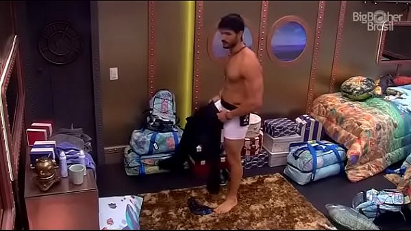 BBB18 - Lucas taking a shower and bulging in his white underwear - Insta: @musculoduroblog