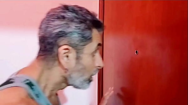 Tarado Espia Rola Pela Porta e Eu Dou o Que Ele Merece e Gozo No Cu Dele - Parte 2 (COMPLETO NO XV RED E SHEER)