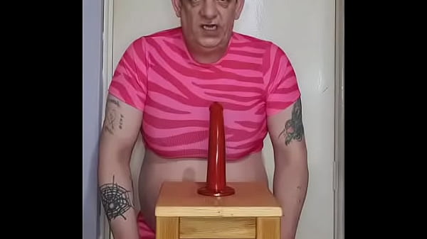 im a crossdresser looking for another man to give me ass to mouth