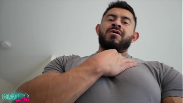 Muscle Hunk'_s Tight Shirt Chest Bouncing