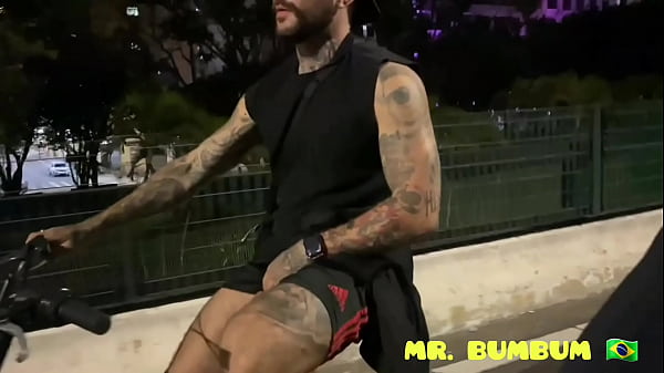 TOURIST PAUZUDO SHOWS HIS SNAKE TO A CYCLIST AT MINHOC&Atilde_O IN S&Atilde_O PAULO PARTICIPATES BY ACTOR @TOY GUI (COMPLETE PART 1 ON SUBSCRIPTION&Ccedil_&Atilde_O AND PART 2 ON RED)