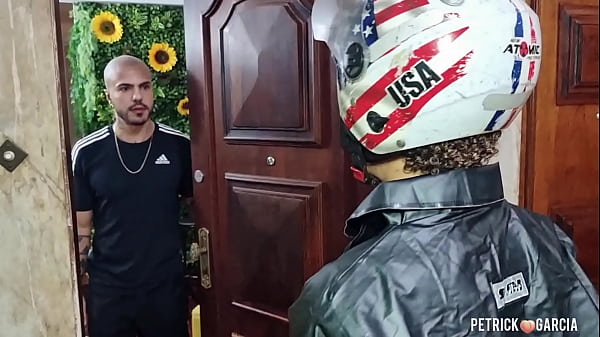 The motorcycle courier went soft and the customer sucked and sat down (Henrique Donatto)